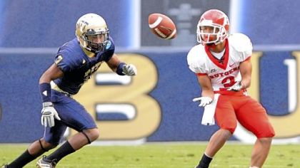 Rutgers' Tim Brown pulls in a long pass against Pitt's Jovani Chappel in the second quarter Saturday.