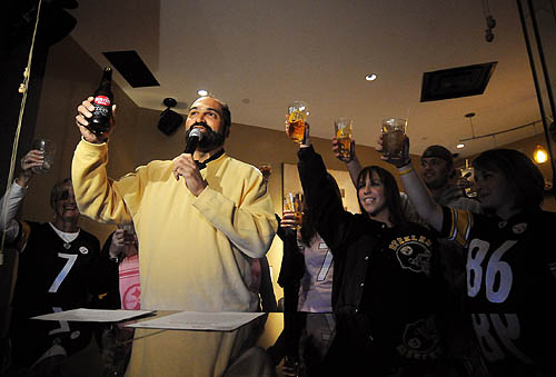 Former Steeler Franco Harris leads patrons at Jerome Bettis' Grille 36 in a