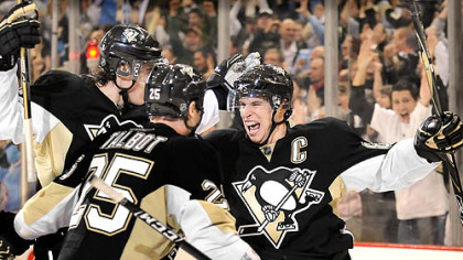 Sidney Crosby celebrates after scoring to tie the game 4-4, against the Flyers in the third period last night at Mellon Arena.