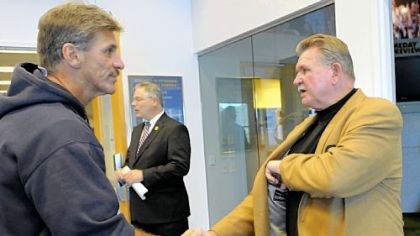 Pitt coach Dave Wannstedt greets Pitt great Mike Ditka yesterday at the team's South Side practice facility.