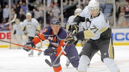 Evgeni Malkin scores his third goal of the game against the Islanders in the third period last night at Nassau Coliseum in Uniondale, N.Y.