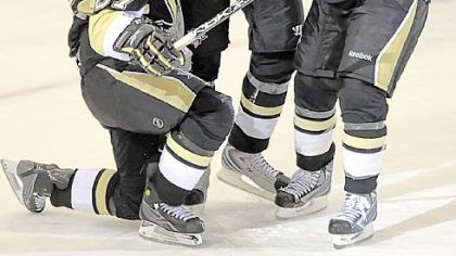 Teammates Evgeni Malkin and Mike Zigomanis, right, congratulate Sidney Crosby after his third goal last night.