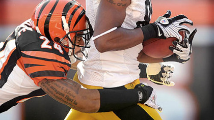 Wide receiver Nate Washington scores on a 50-yard pass against the Bengals' Geoffrey Pope in the fourth quarter.