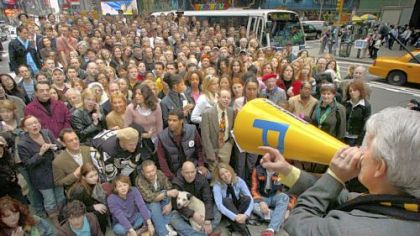 PG drama critic Christopher Rawson organizes a group photo in 2005 of 225 Pittsburghers involved in the New York theater in Times Square.